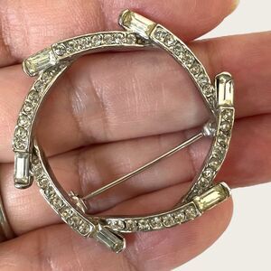 Clear rhinestones wreath brooch silver